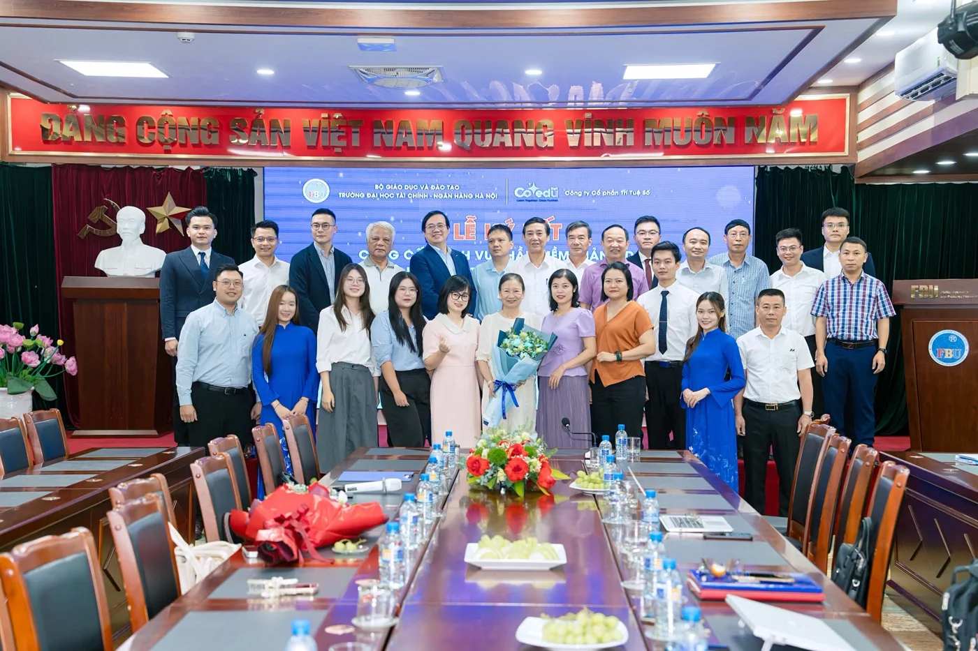 Tập thể đại diện FBU và Co-EDU chụp ảnh lưu niệm sau lễ ký kết