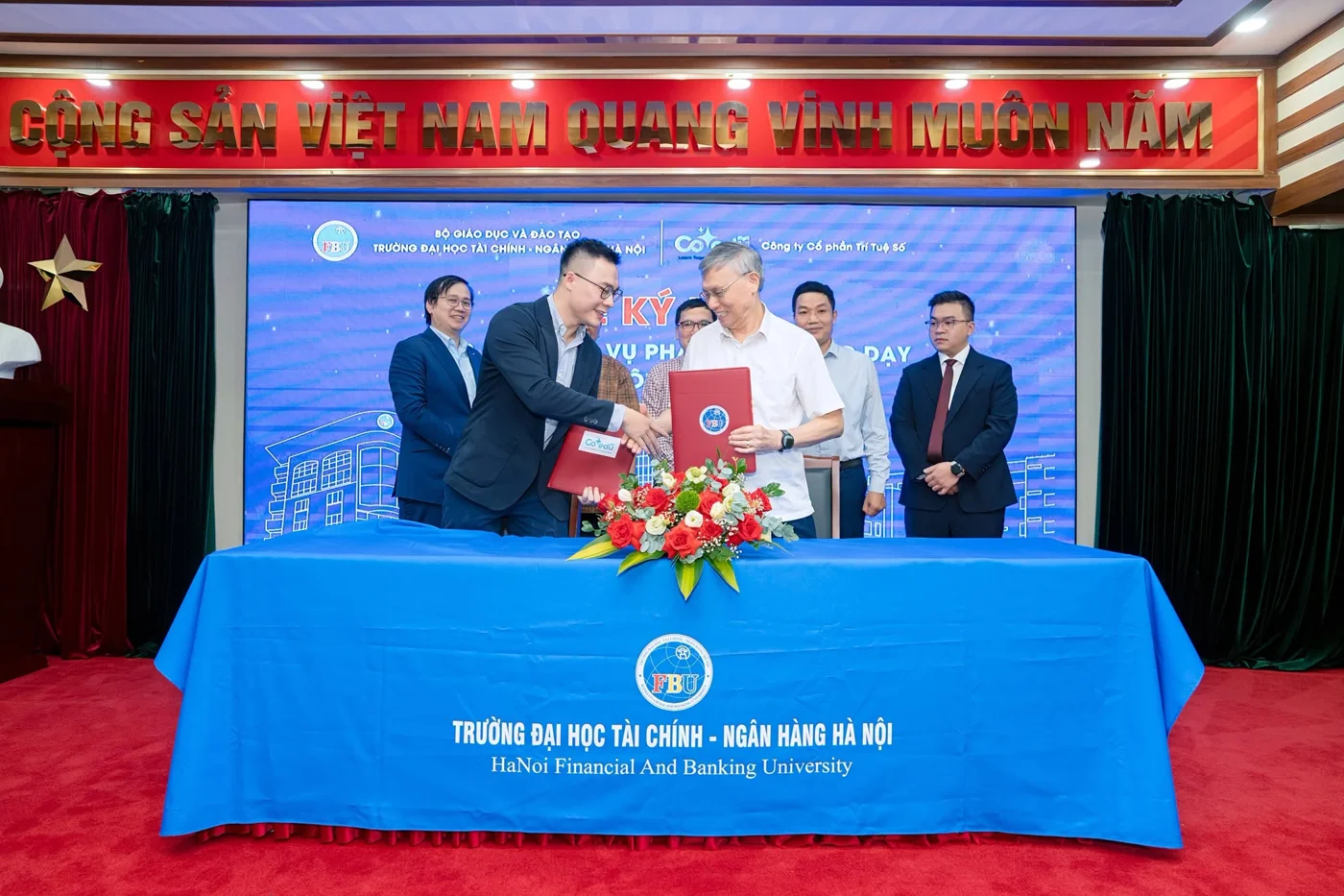 Đại diện FBU và Co-EDU trao văn bản ký kết tại buổi lễ